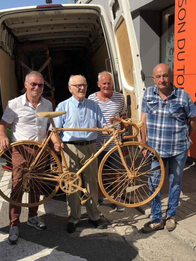 vélo en bois - Daniel BACLEZ et son fils avec Bernard HINAULT et Bernard LALOUX