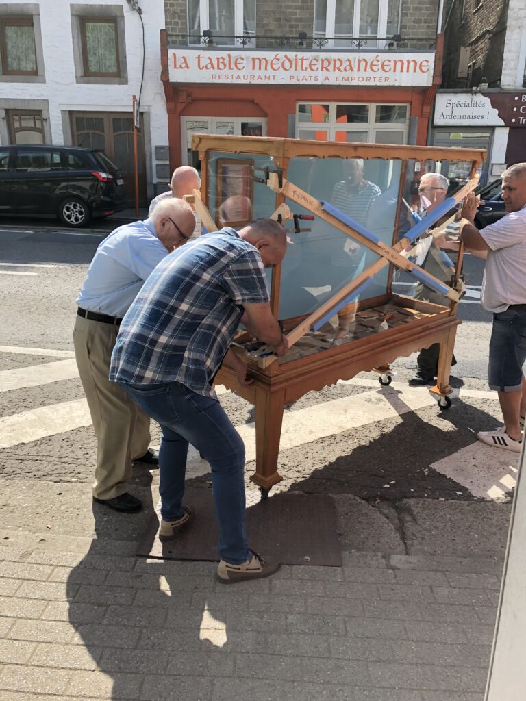 vélo en bois - Daniel BACLEZ - la vitrine portée par son créateur pour entrer dans la Maison du Cyclisme