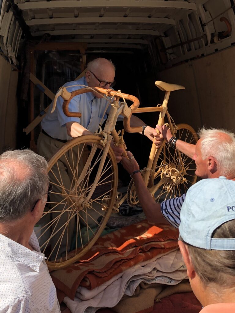 vélo en bois - Daniel BACLEZ sort le vélo du camion