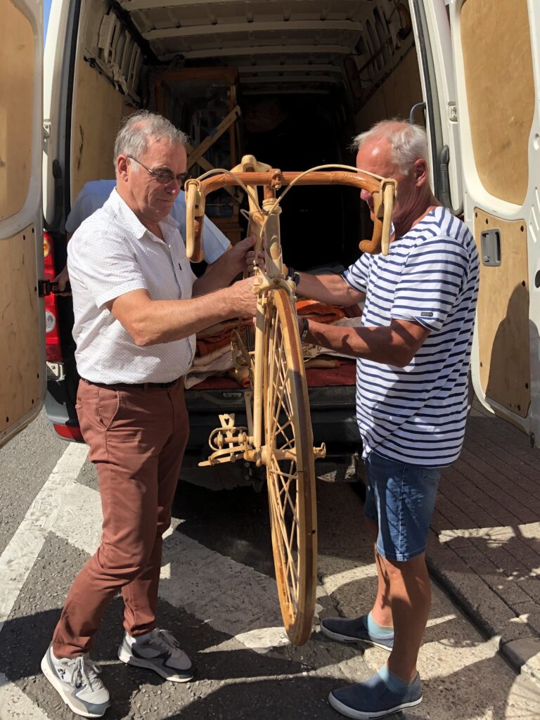 vélo en bois - Daniel BACLEZ avec Bernard HINAULT