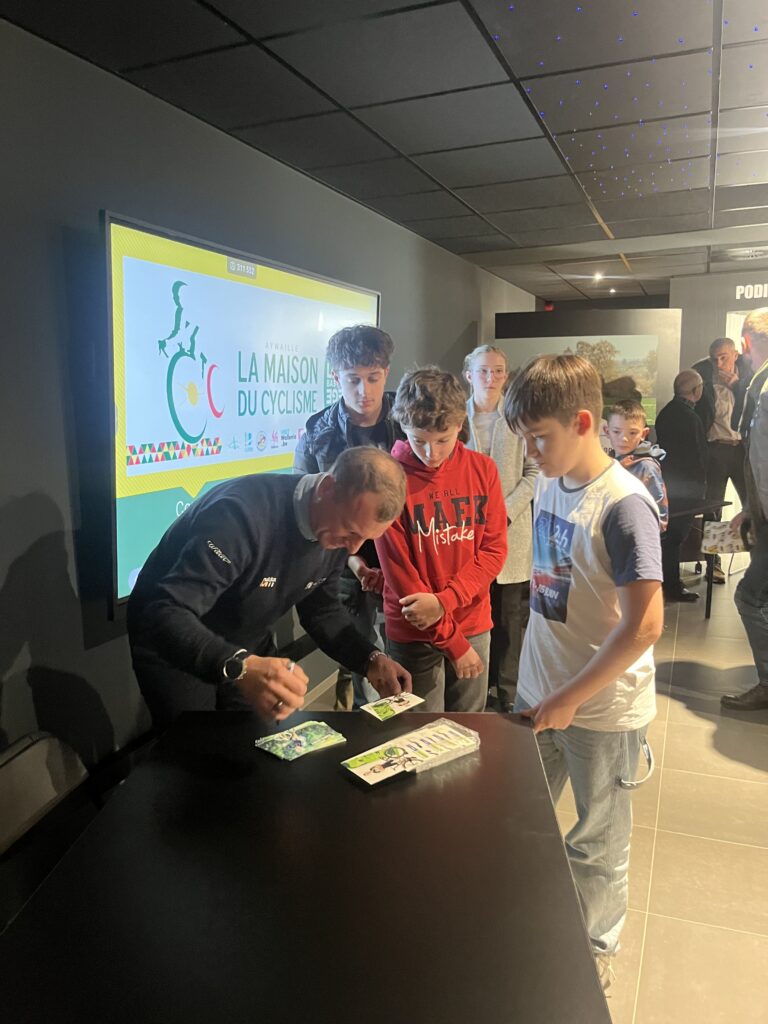 Exposition Cyclocross - photos d'Enfants avec Francis Mourey qui signe des autographes